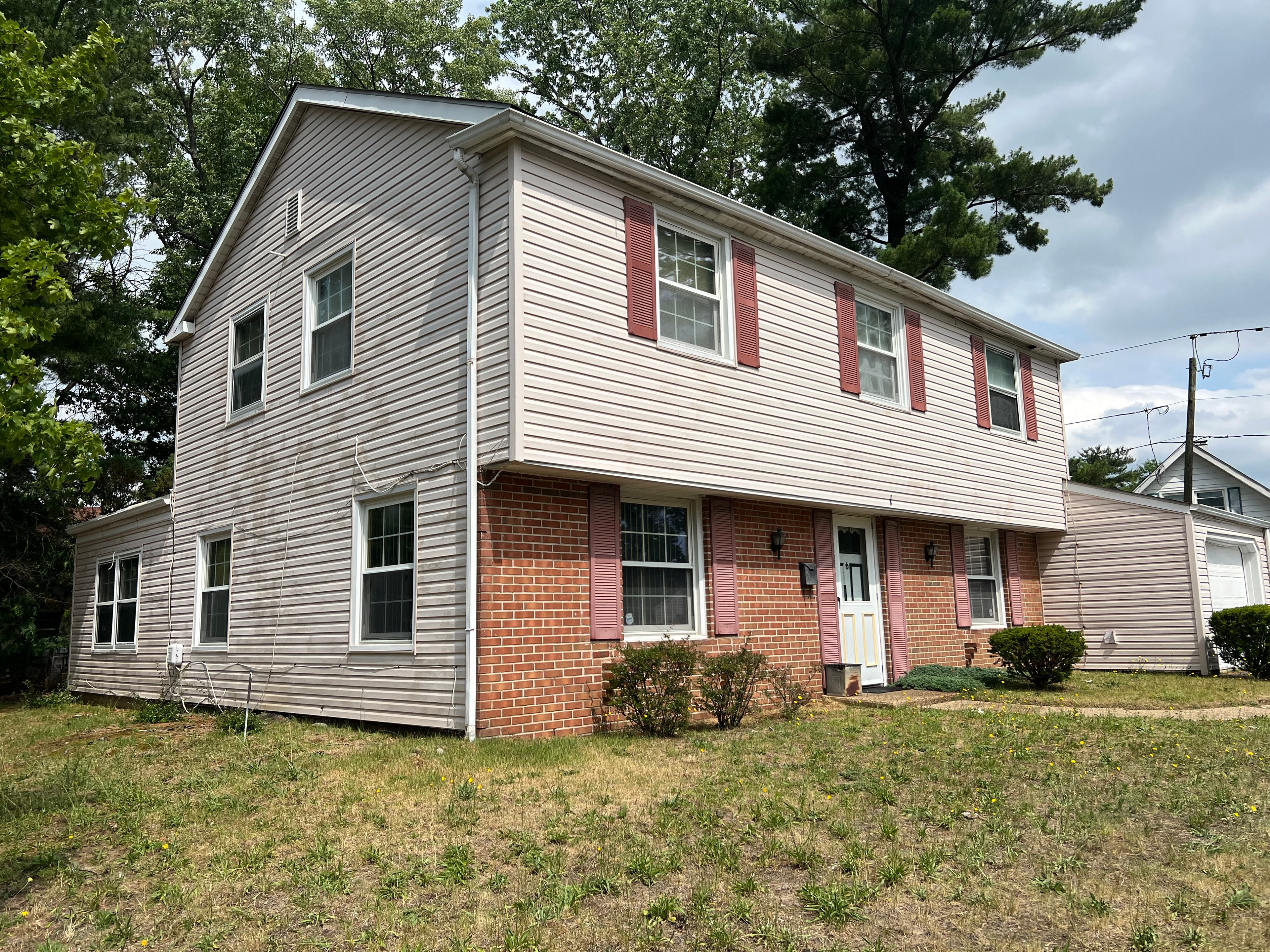 House with clean siding after washing