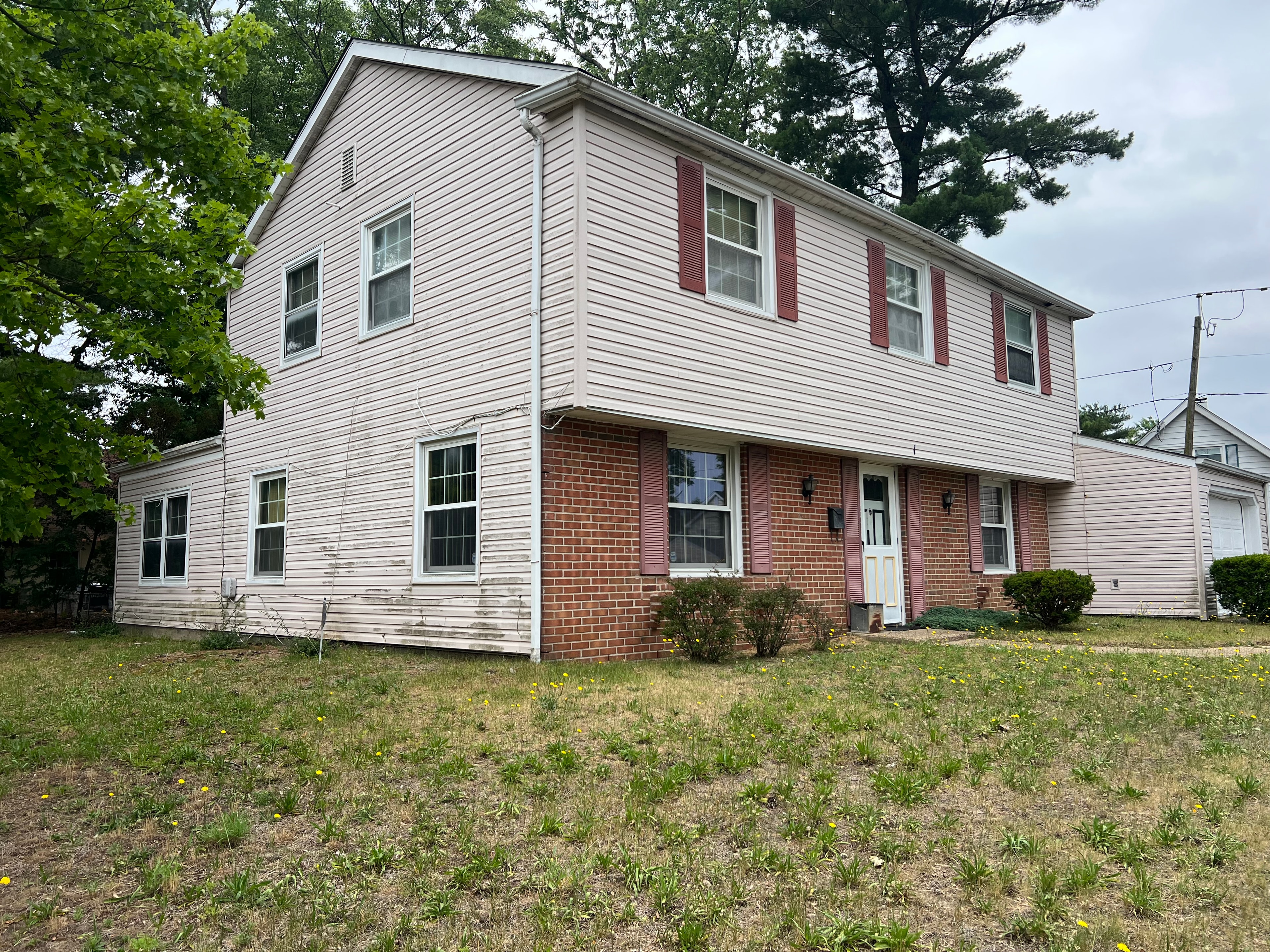 House with dingy siding before washing
